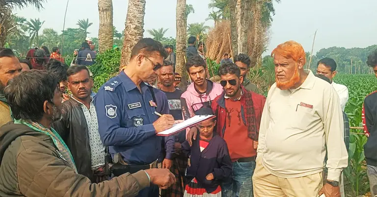 ঘটনাস্থলে পুলিশ ও স্থানীয়রা